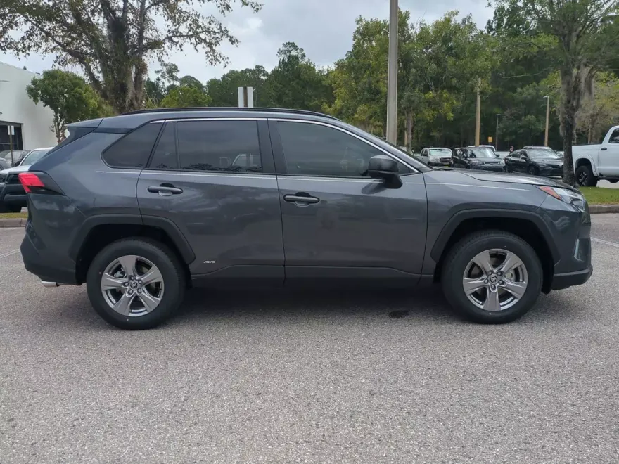 2025 Toyota RAV4 Hybrid LE photo 1