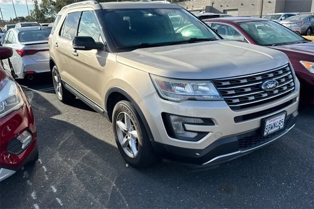 2017 Ford Explorer XLT photo 1