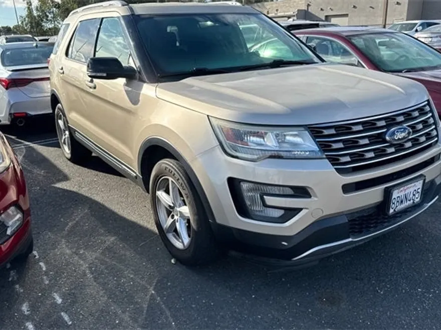 2017 Ford Explorer XLT photo 1