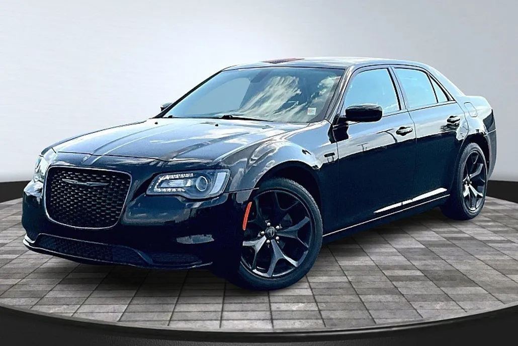 2021 Chrysler 300 Touring photo 1