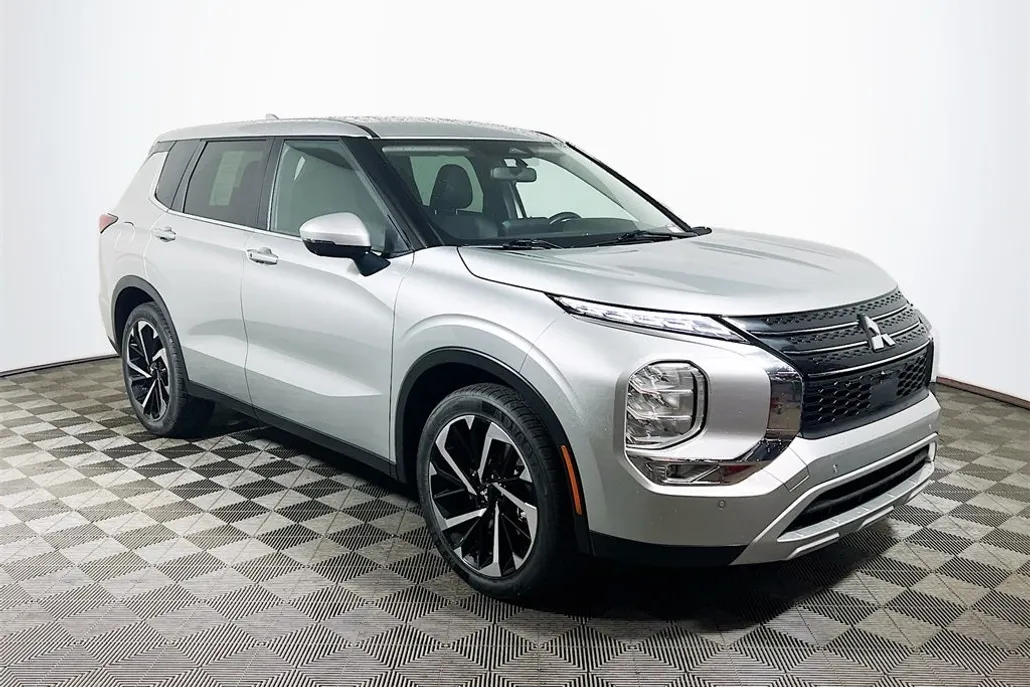 2024 Mitsubishi Outlander SE photo 1