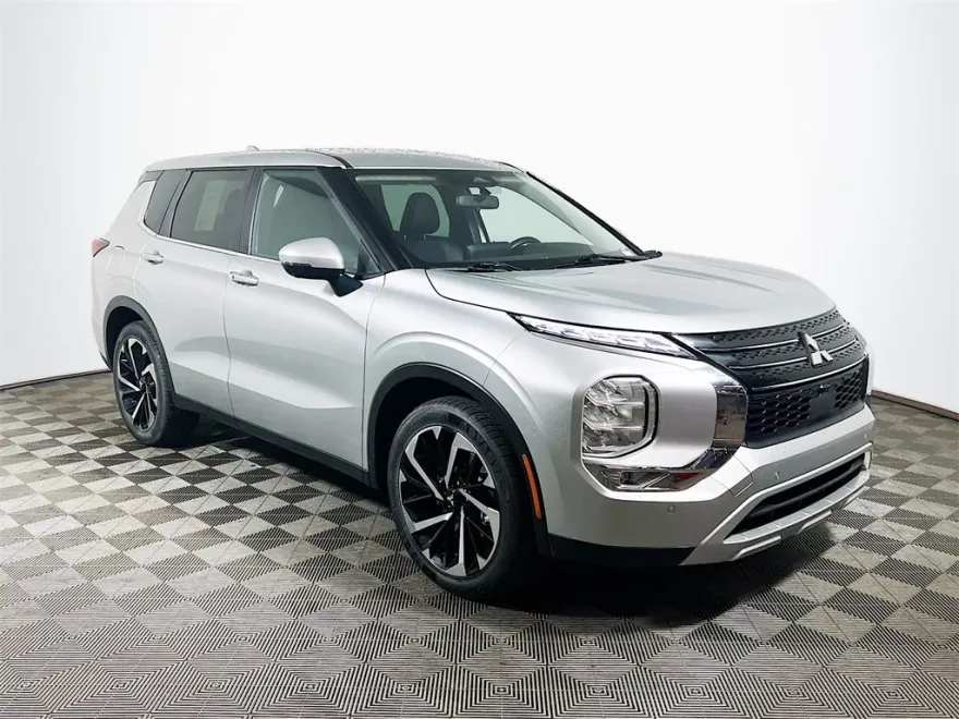 2024 Mitsubishi Outlander SE photo 1
