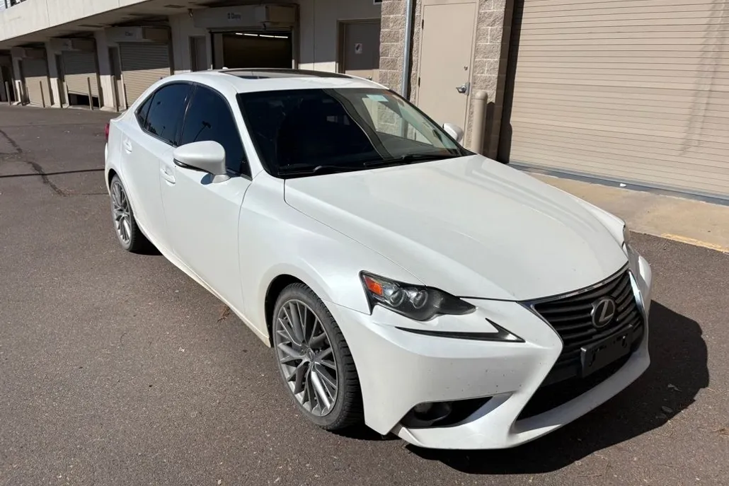 2016 Lexus IS 200t photo 1