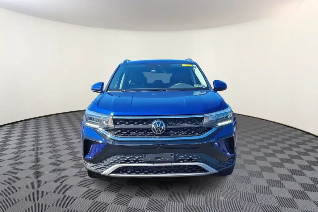 2023 Volkswagen Taos SE photo 1