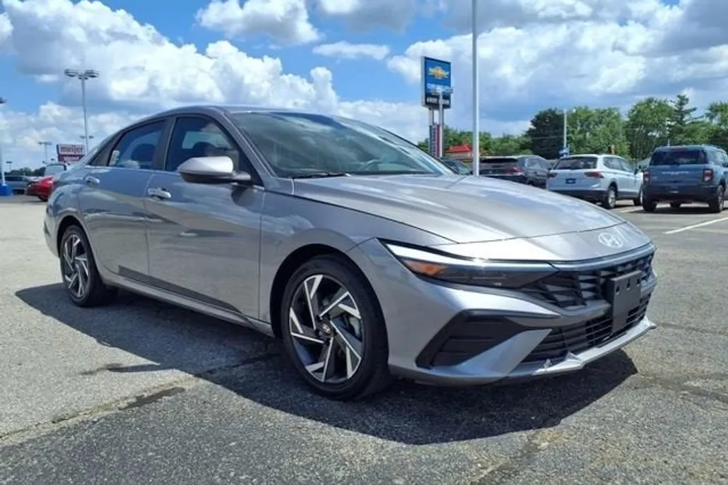 2024 Hyundai Elantra SEL Convenience photo 1