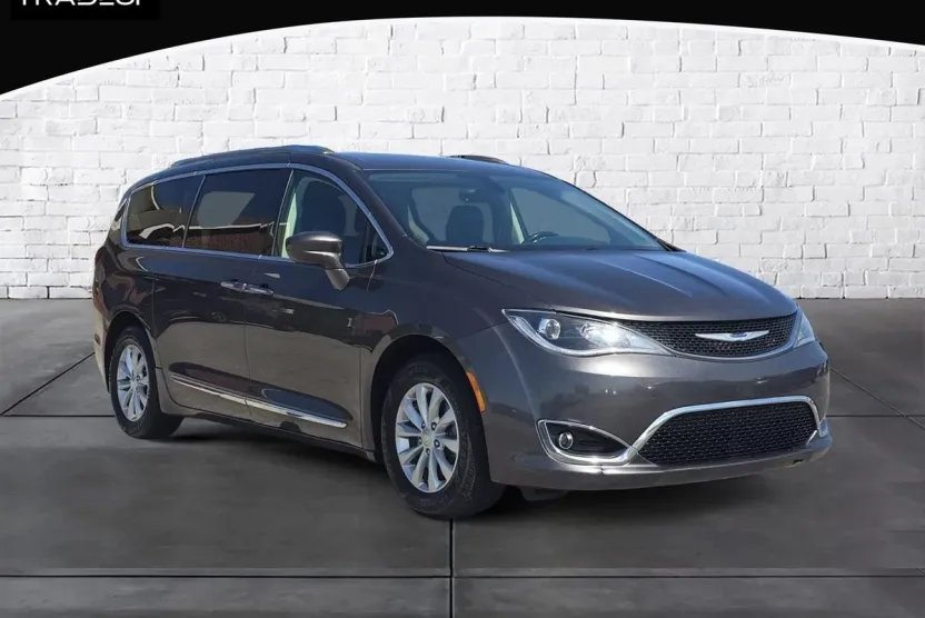 2019 Chrysler Pacifica Touring L photo 1