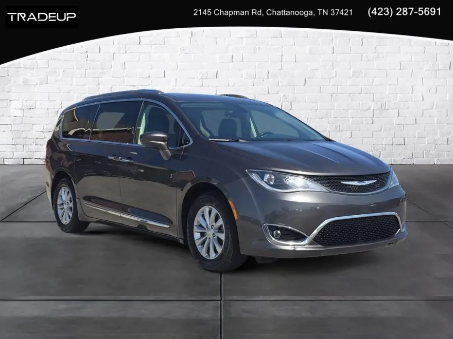 2019 Chrysler Pacifica Touring L photo 1