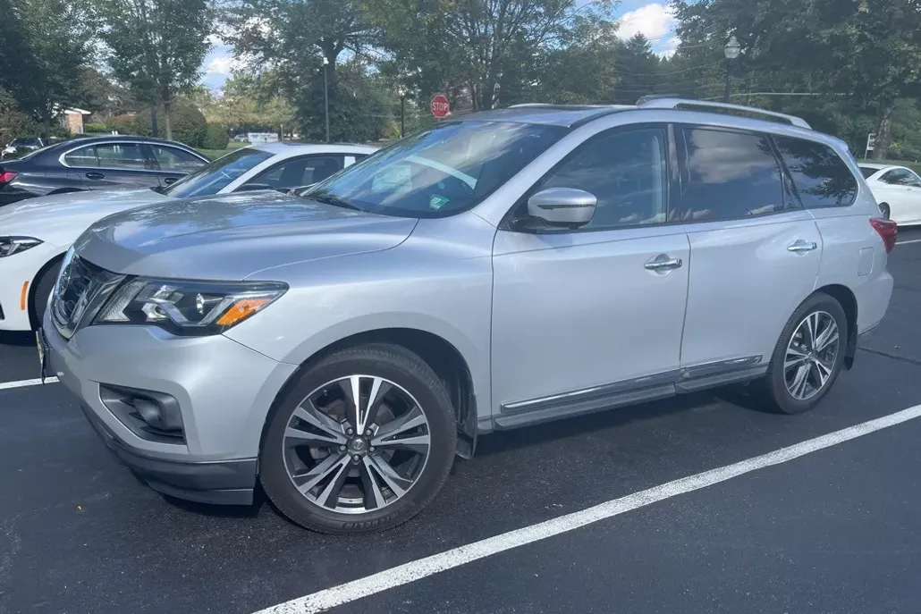 2017 Nissan Pathfinder Platinum photo 1