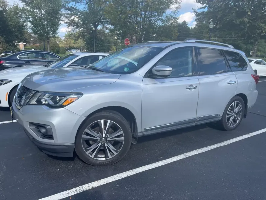 2017 Nissan Pathfinder Platinum photo 1