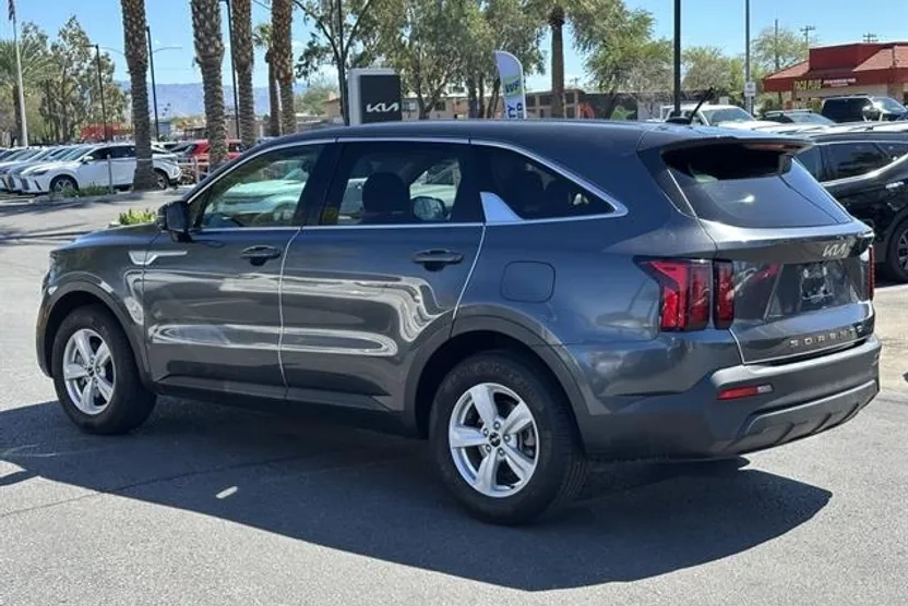 2022 Kia Sorento LX photo 1