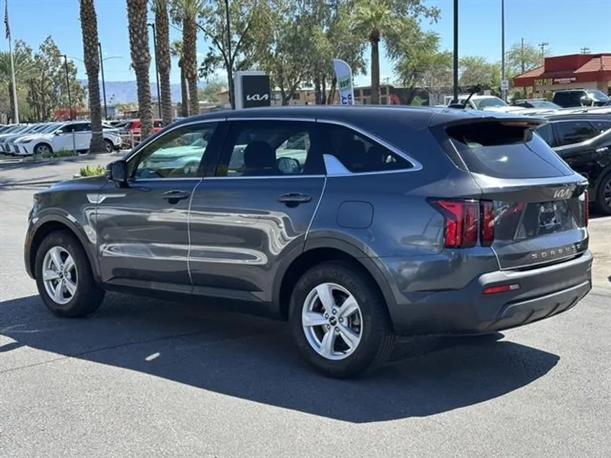 2022 Kia Sorento LX photo 1