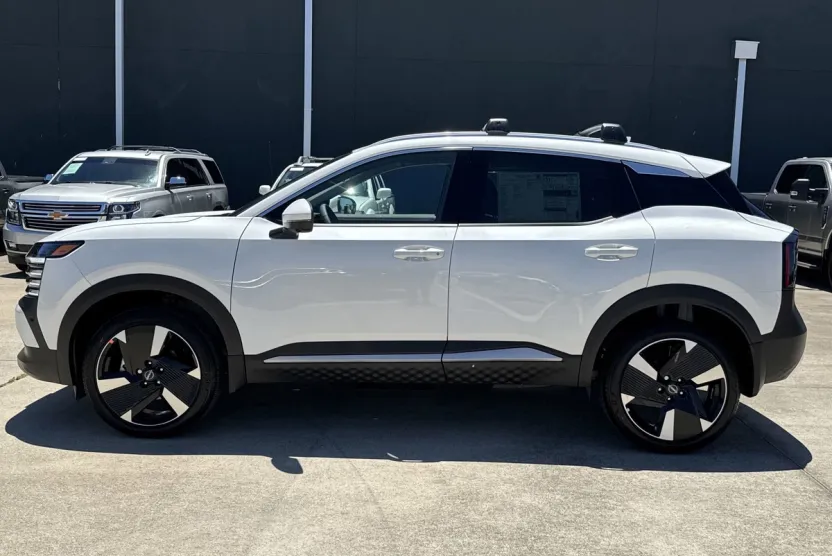 2025 Nissan Kicks SR photo 1