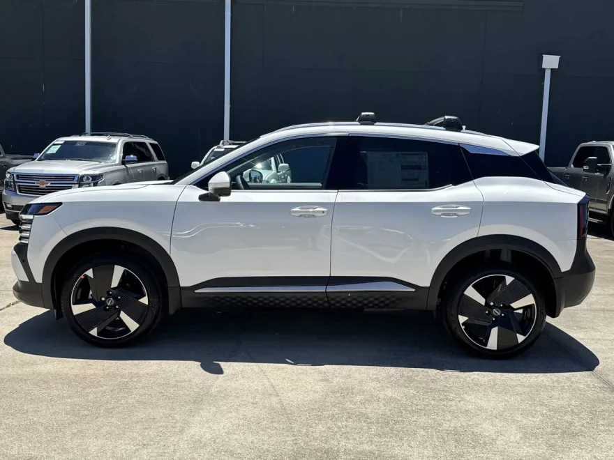 2025 Nissan Kicks SR photo 1