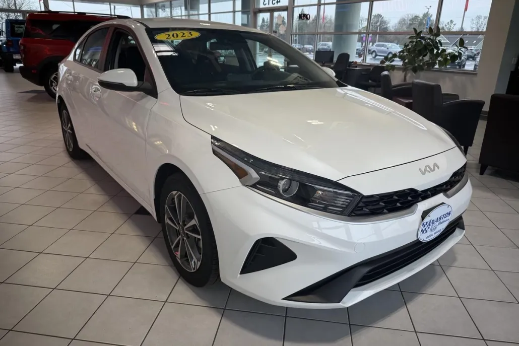 2023 Kia Forte LXS photo 1