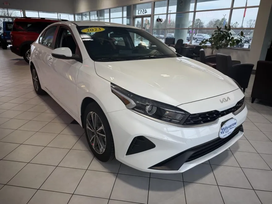 2023 Kia Forte LXS photo 1