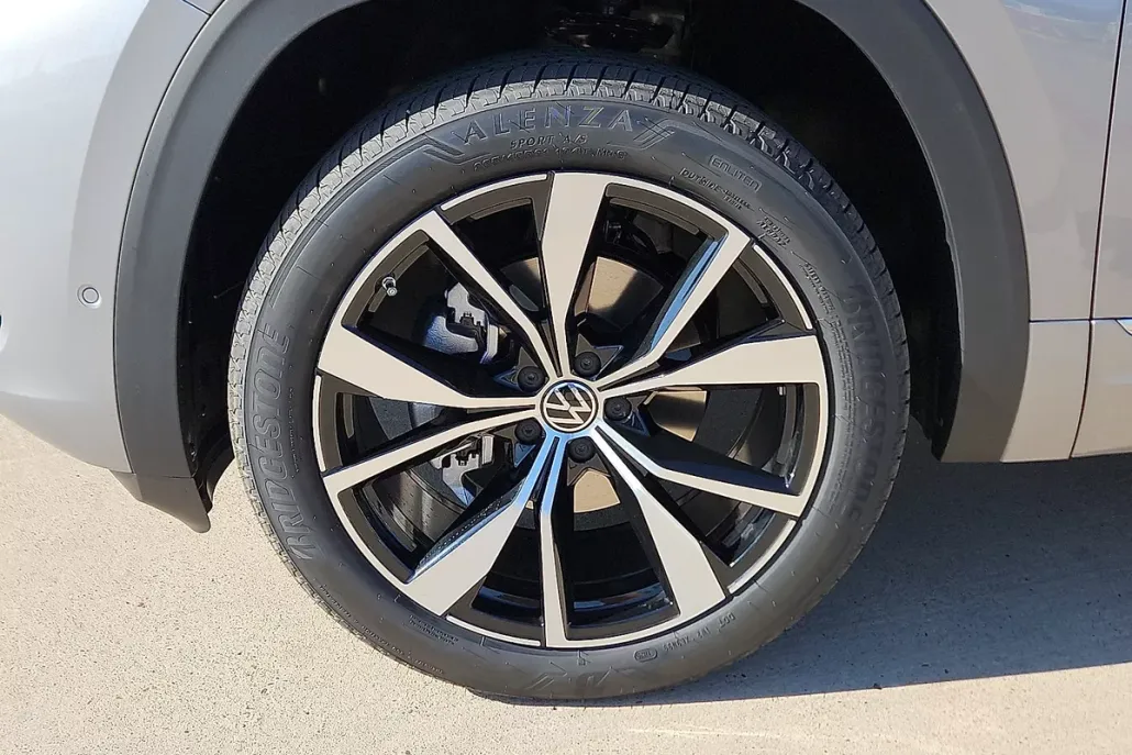 2026 Volkswagen Atlas Cross Sport SEL Premium R-Line photo 1