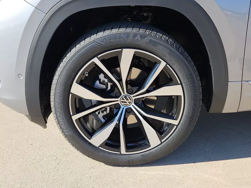 2026 Volkswagen Atlas Cross Sport SEL Premium R-Line photo 1