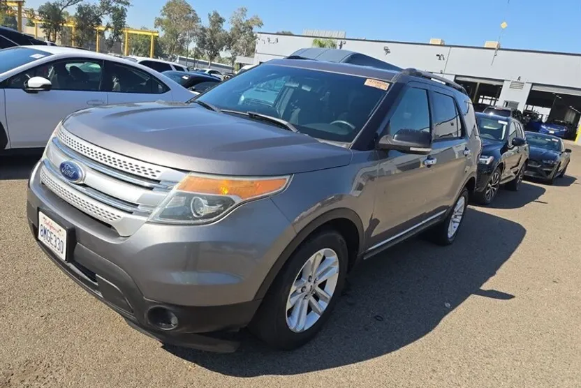 2014 Ford Explorer XLT photo 1