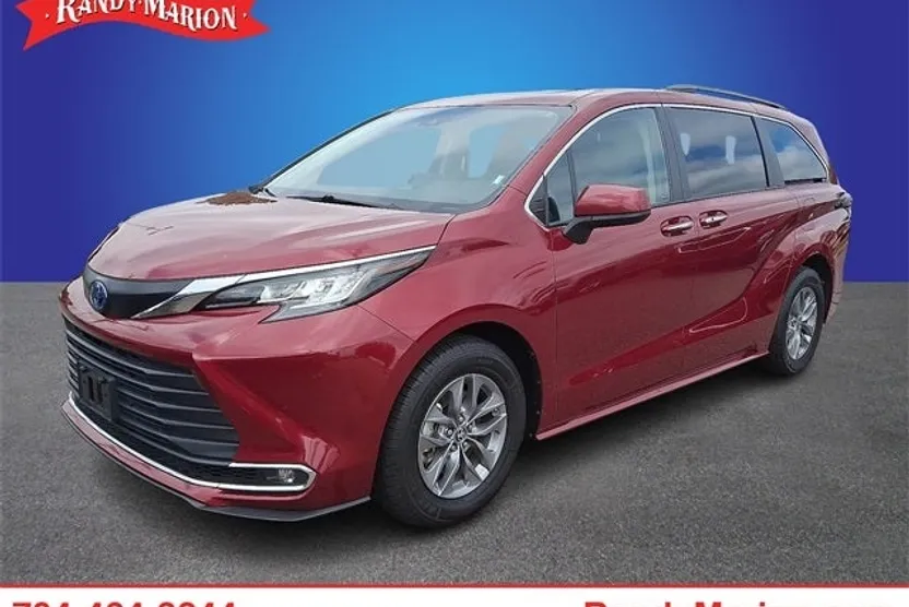 2023 Toyota Sienna XLE photo 1