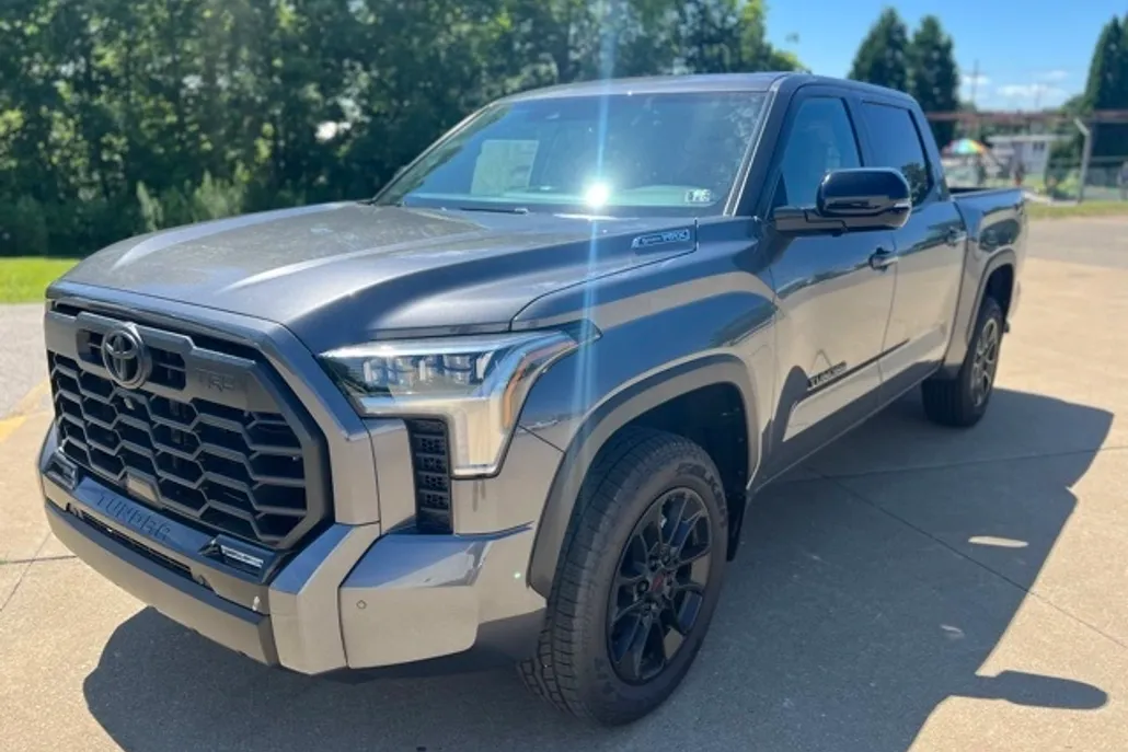 2025 Toyota Tundra Limited CrewMax photo 1