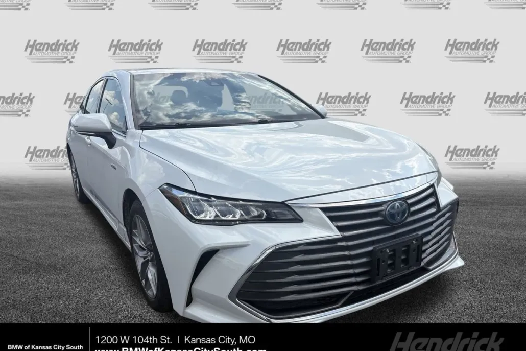 2019 Toyota Avalon Hybrid XLE photo 1