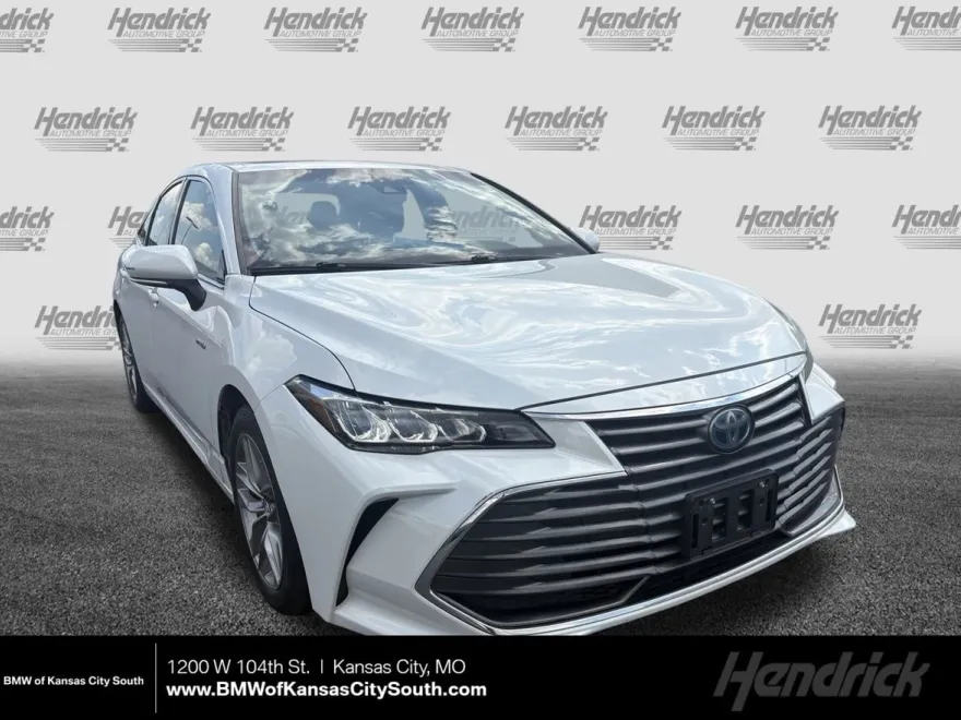 2019 Toyota Avalon Hybrid XLE photo 1