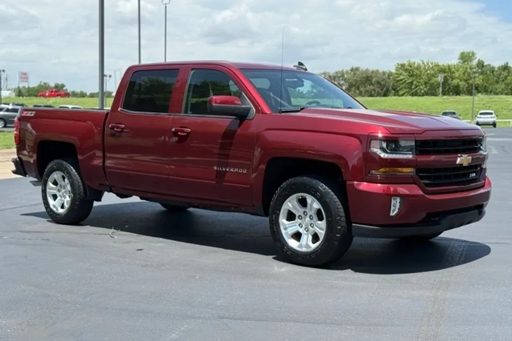 2017 Chevrolet Silverado 1500 LT photo 1
