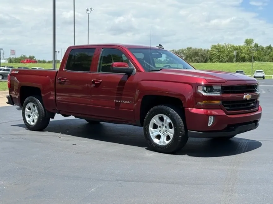 2017 Chevrolet Silverado 1500 LT photo 1