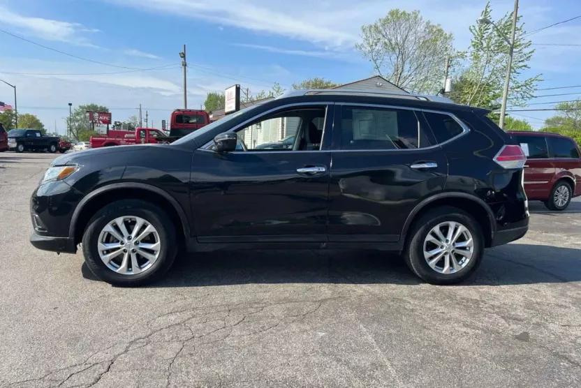 2016 Nissan Rogue SV photo 1
