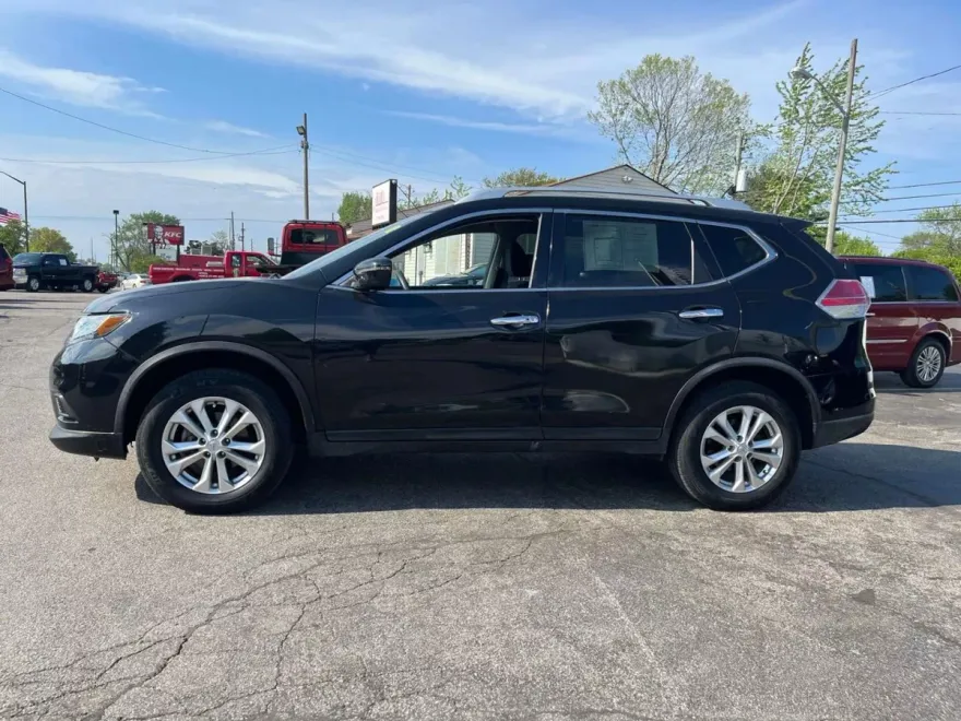 2016 Nissan Rogue SV photo 1