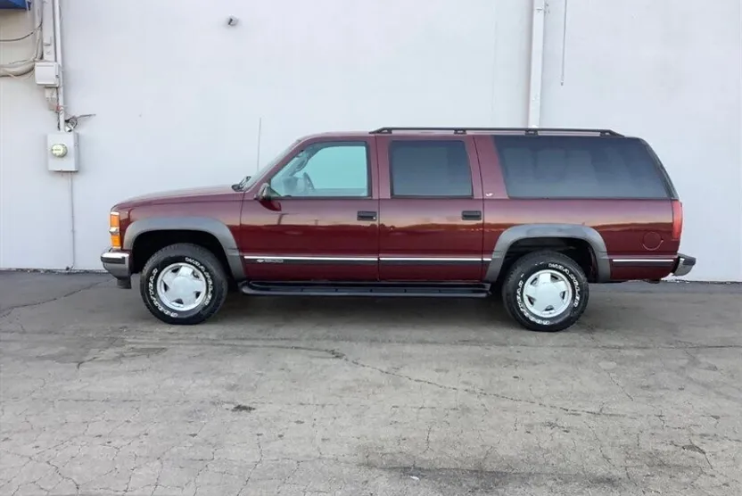1999 Chevrolet Suburban LT photo 1