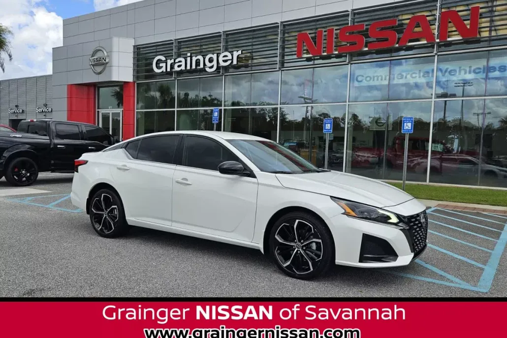 2023 Nissan Altima 2.5 SR photo 1