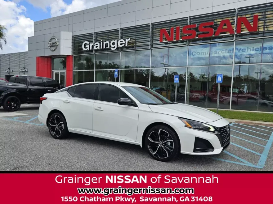 2023 Nissan Altima 2.5 SR photo 1