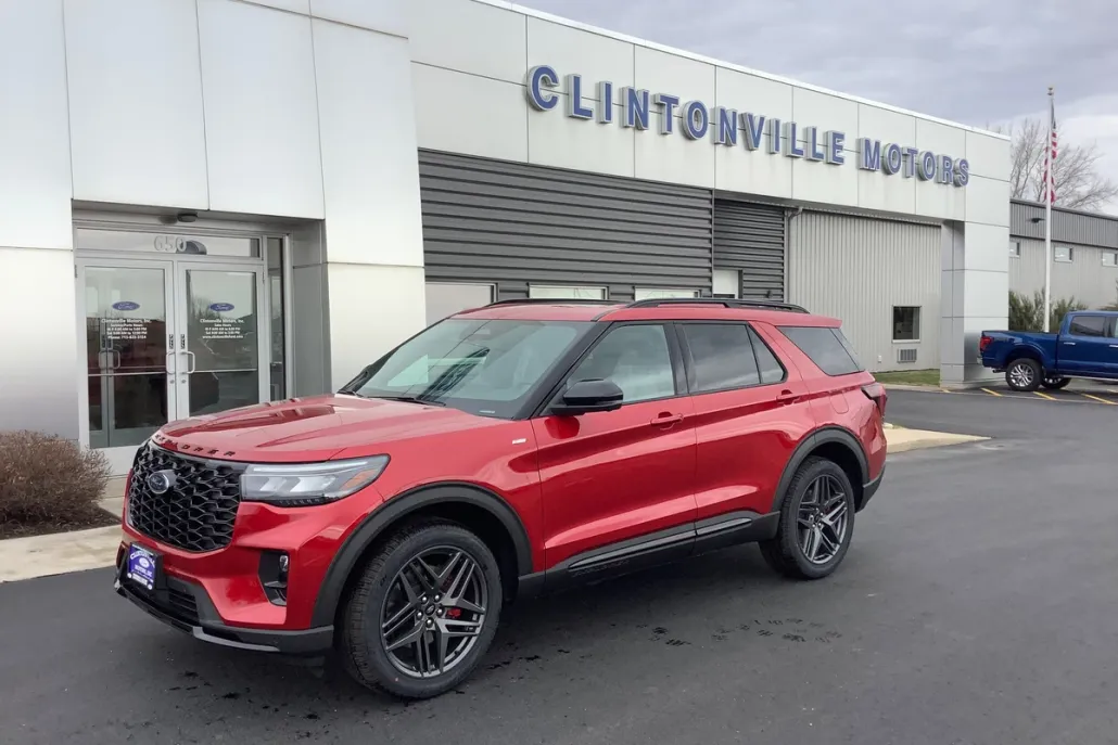 2025 Ford Explorer ST-Line photo 1
