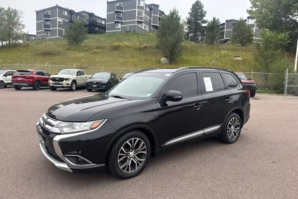 2016 Mitsubishi Outlander SEL photo 1