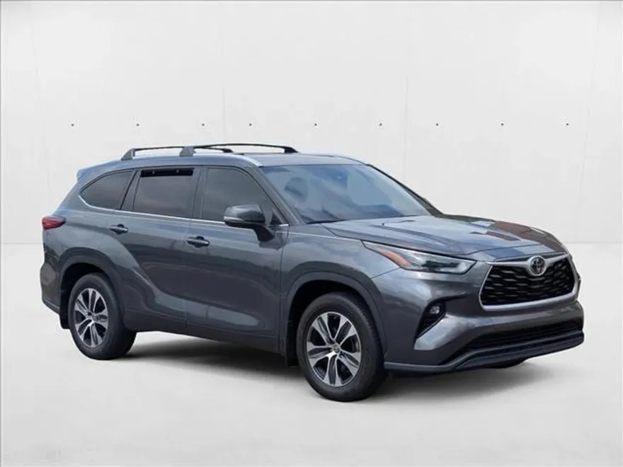 2023 Toyota Highlander XLE photo 1