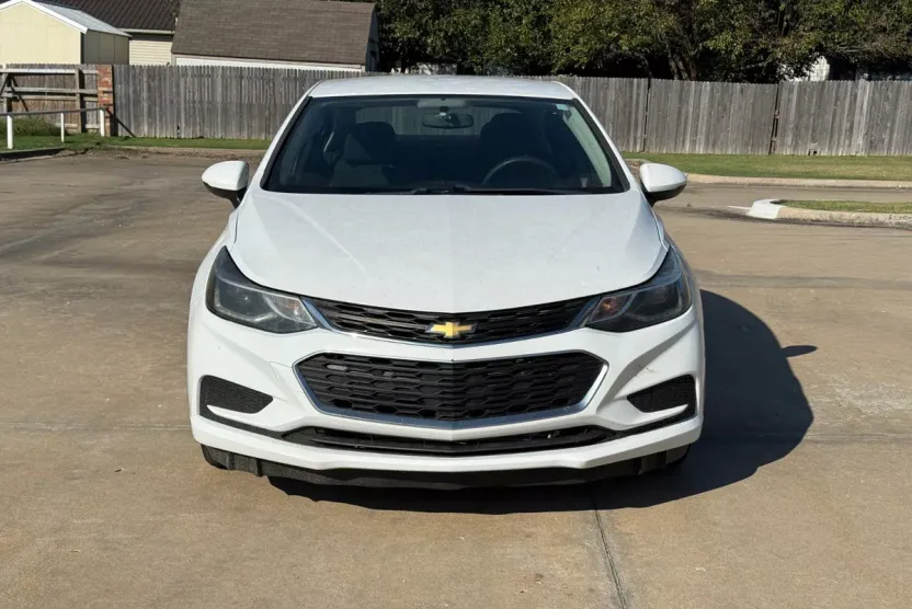 2016 Chevrolet Cruze LT photo 1