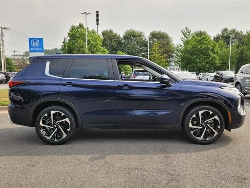 2023 Mitsubishi Outlander SE photo 1