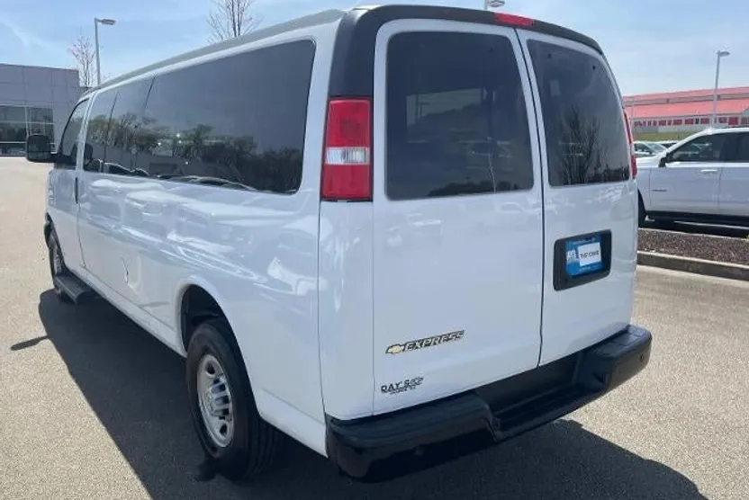 2022 Chevrolet Express Passenger 3500 photo 1