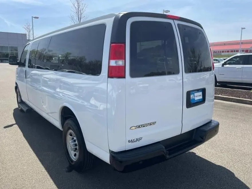 2022 Chevrolet Express Passenger 3500 photo 1