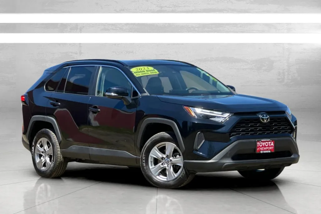 2023 Toyota RAV4 XLE photo 1
