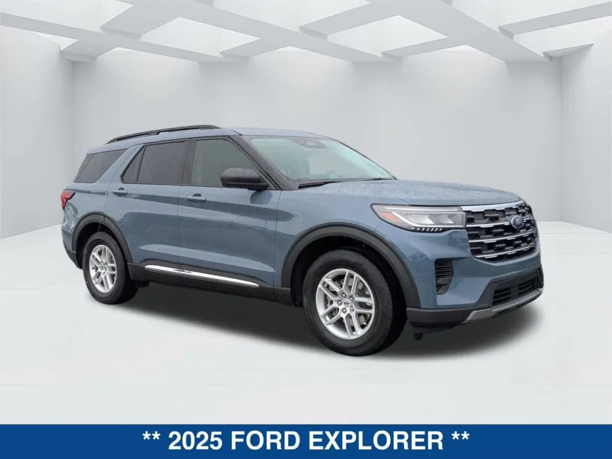 2025 Ford Explorer photo 1