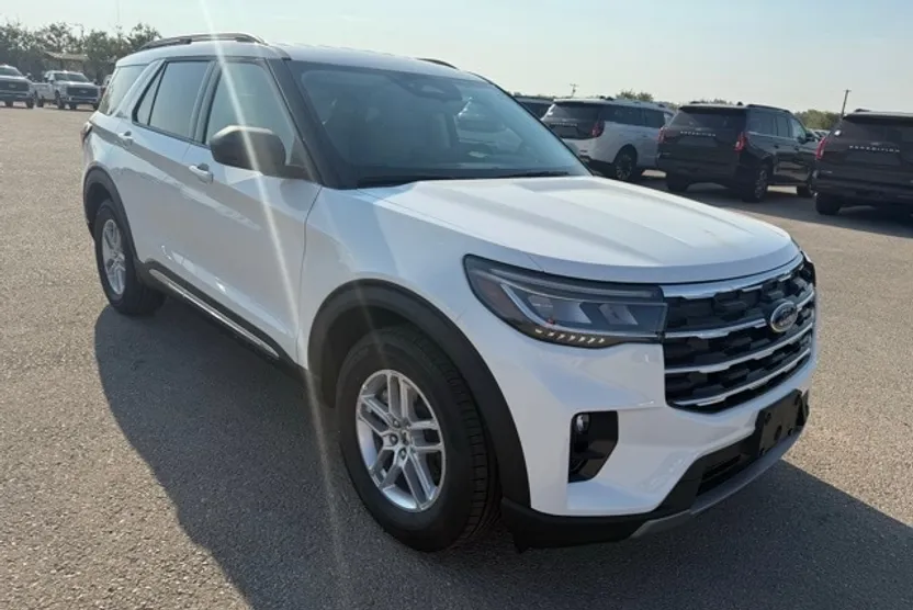 2025 Ford Explorer photo 1