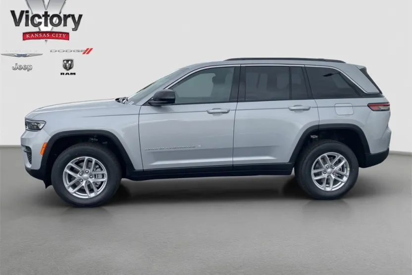 2025 Jeep Grand Cherokee Laredo photo 1