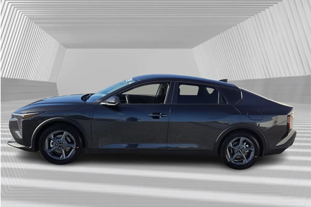 2025 Kia K4 LXS photo 1