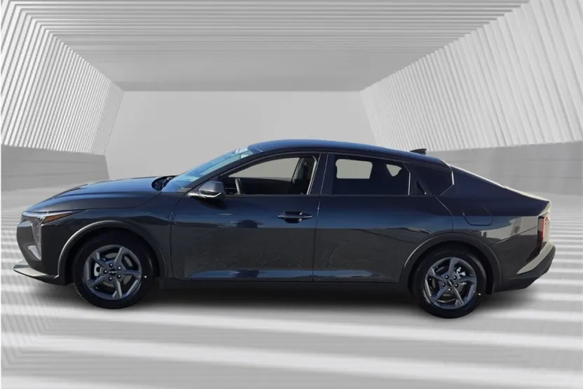 2025 Kia K4 LXS photo 1