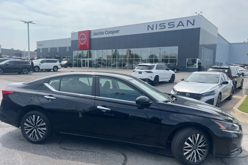 2023 Nissan Altima 2.5 SV photo 1