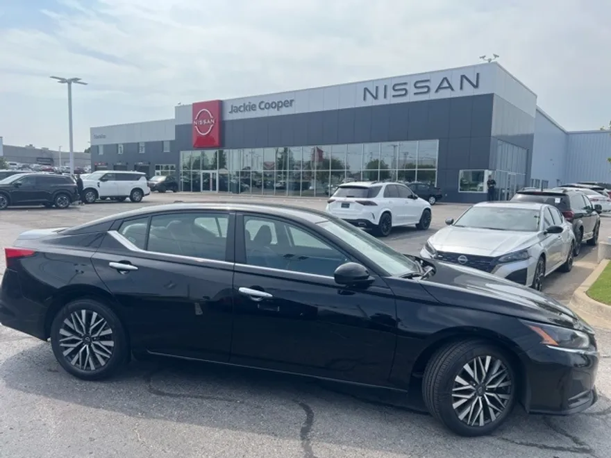 2023 Nissan Altima 2.5 SV photo 1