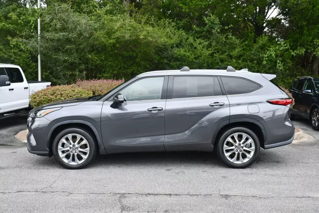 2023 Toyota Highlander Limited photo 1
