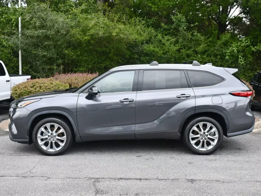 2023 Toyota Highlander Limited photo 1